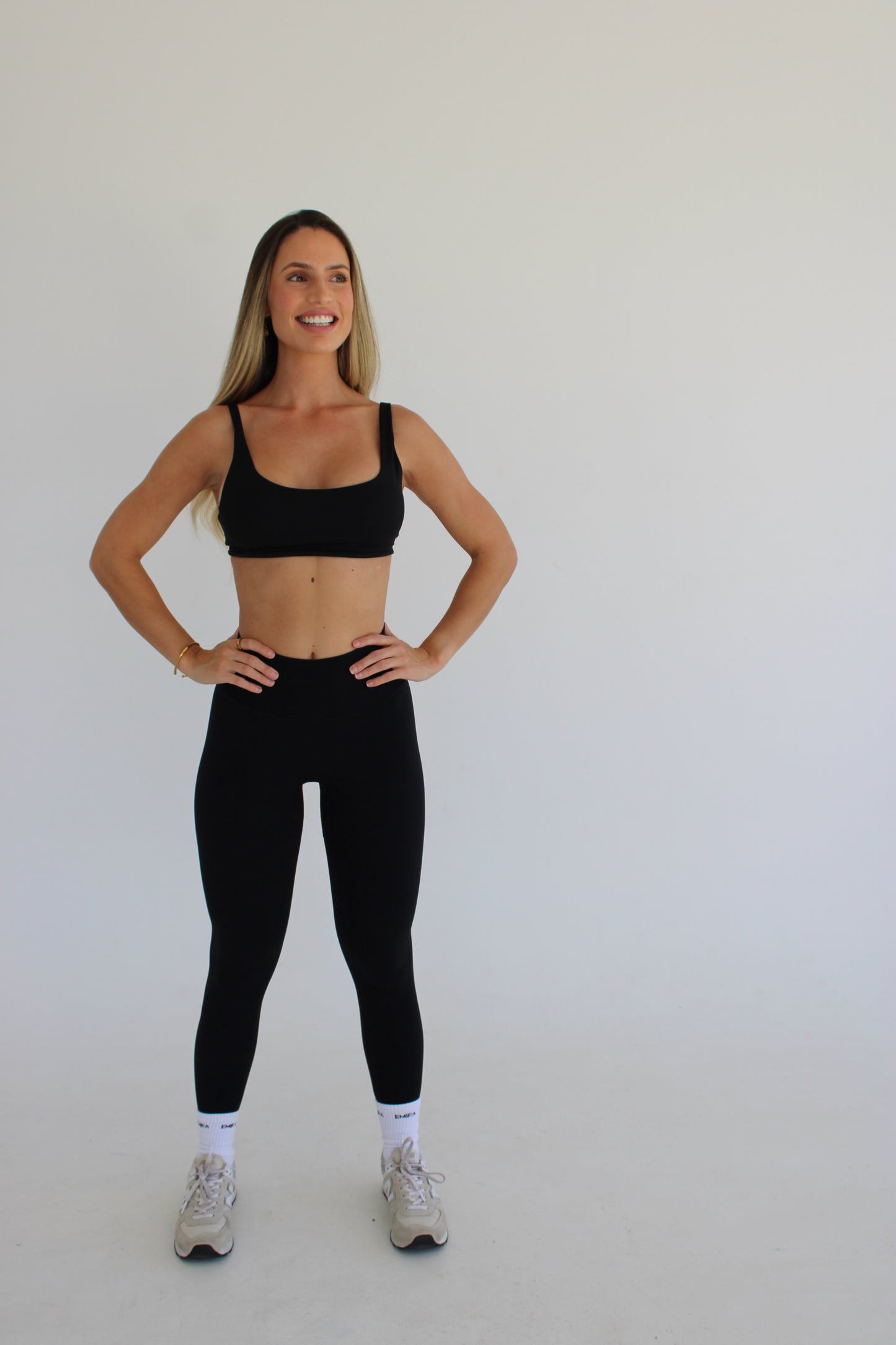 EMIRA SCULPT CROP BLACK