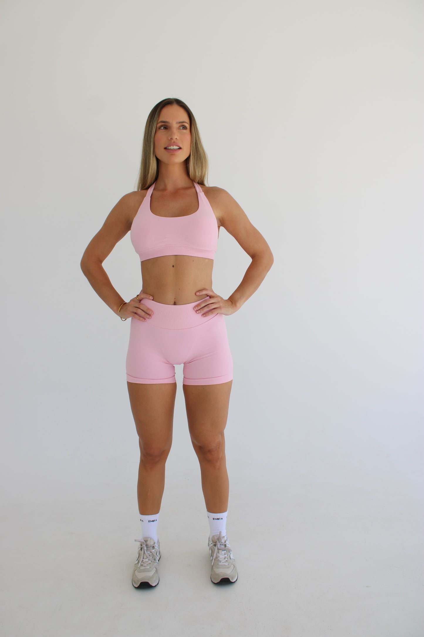 COMPACT SEAMLESS CROP