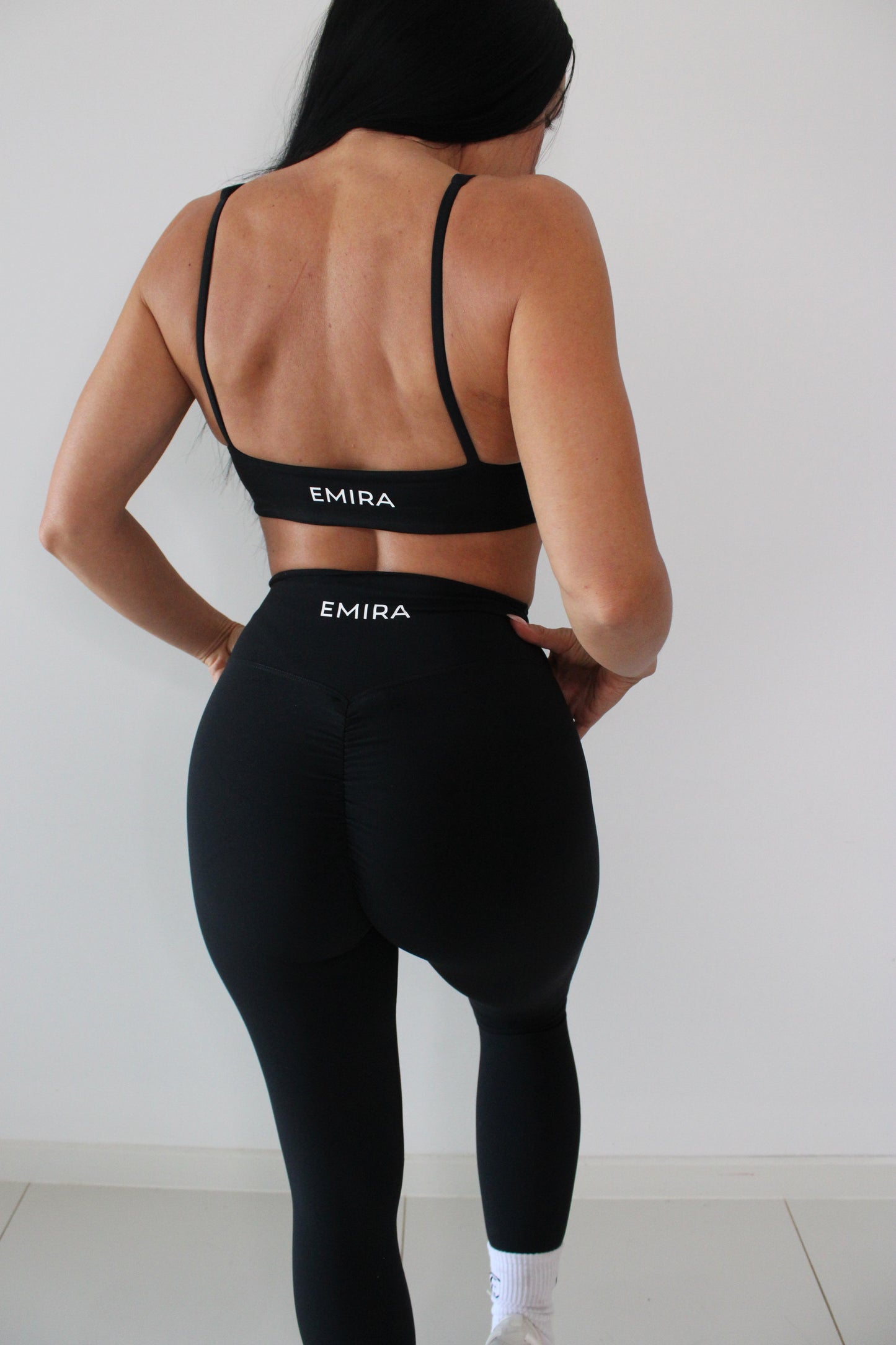 EMIRA SCULPT CROP BLACK